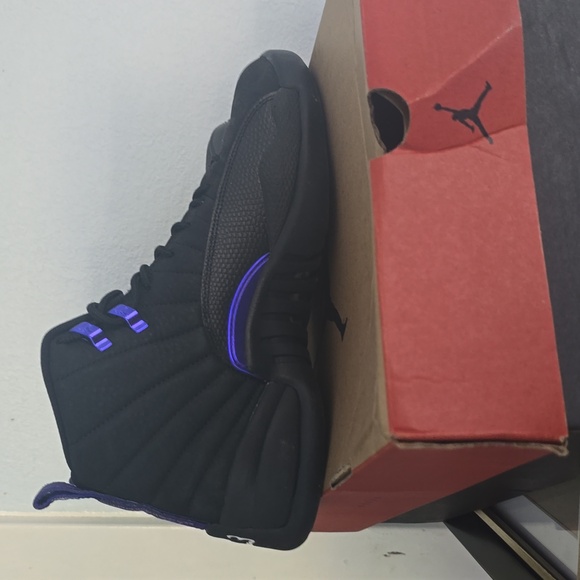 Jordan 12 retro size 9 black and purple - Picture 3 of 4